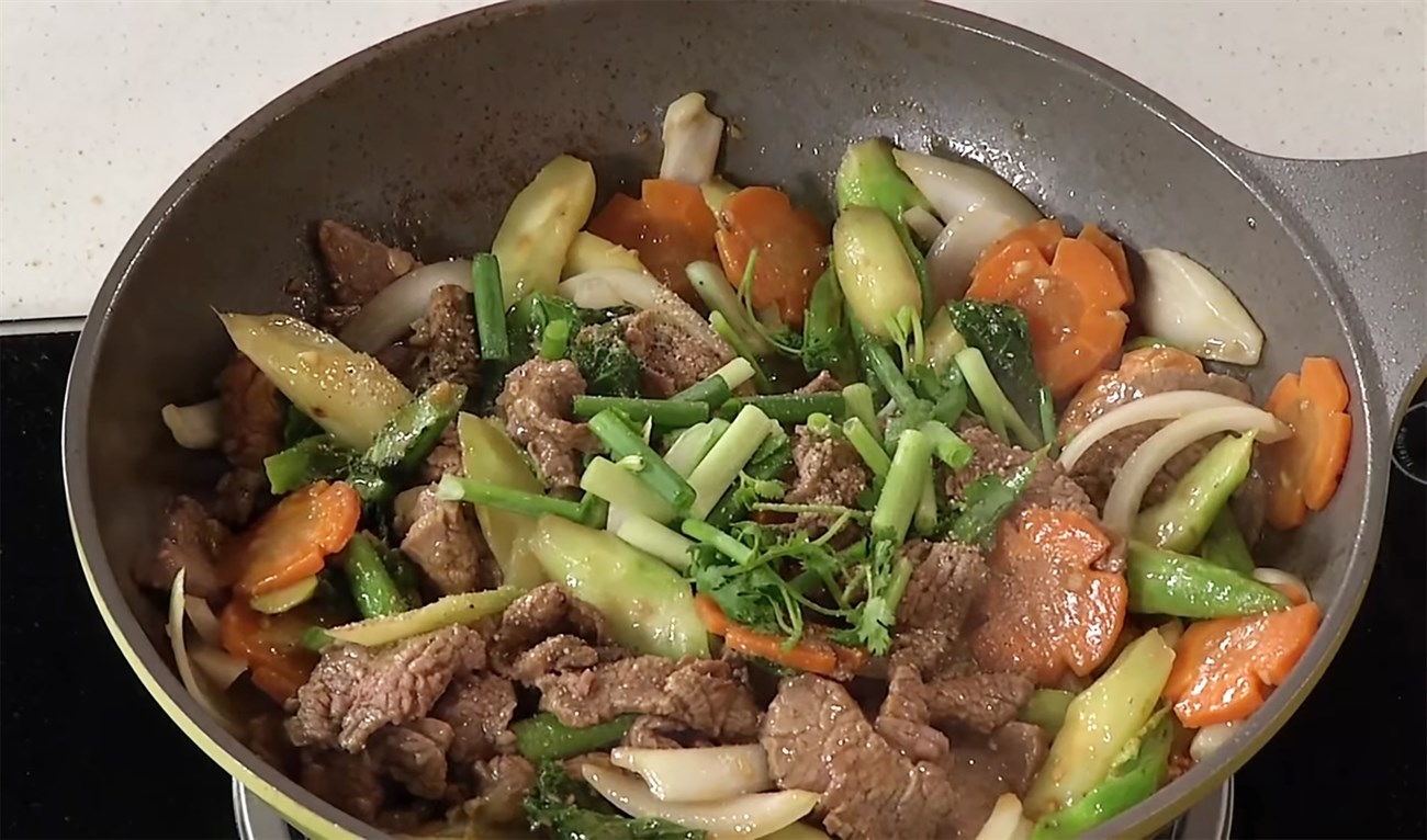 Xào thịt bê với rau củ
