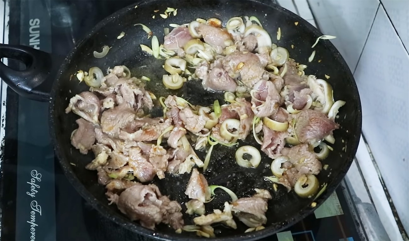 Cho thịt bề vào xào chung