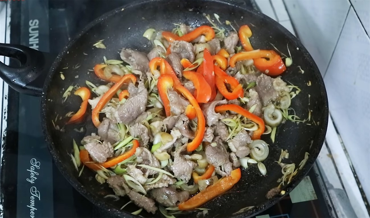 Cho ớt chuông và sả vào chảo xào chín