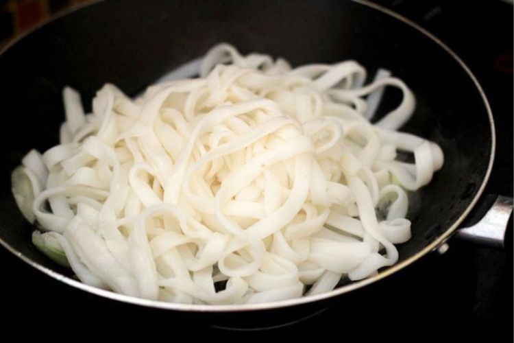 Xào bánh phở trên chảo chống dính
