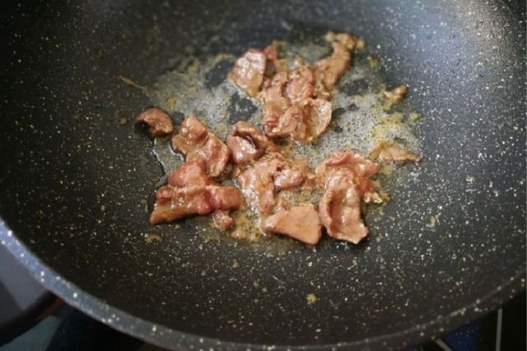 Xào thịt bò trên lửa lớn