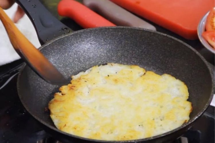 Chiên giòn bánh phở cùng trứng gà, bột