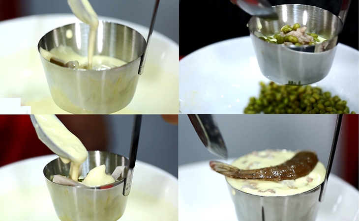 Múc bột và nhân vào khuôn bánh