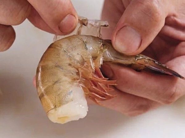 Cắt bỏ đầu và chân tôm