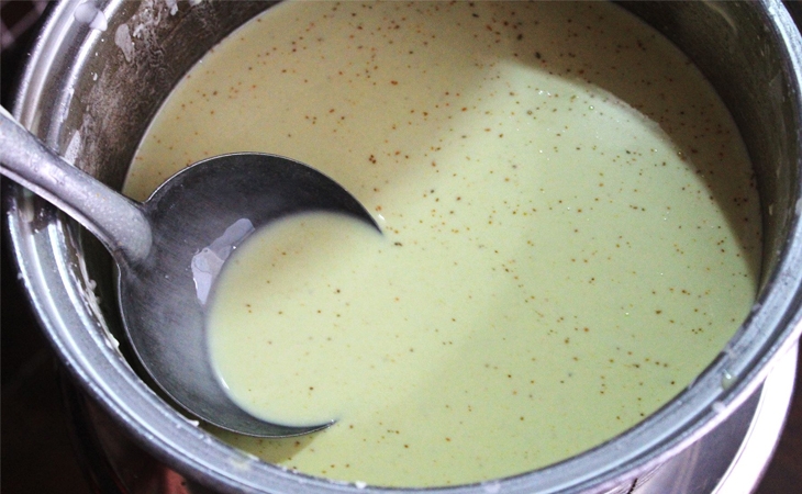 Pha bột làm bánh cống