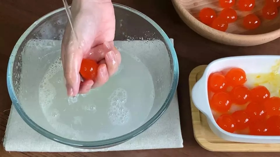 Sơ chế và khử mùi tanh của trứng muối