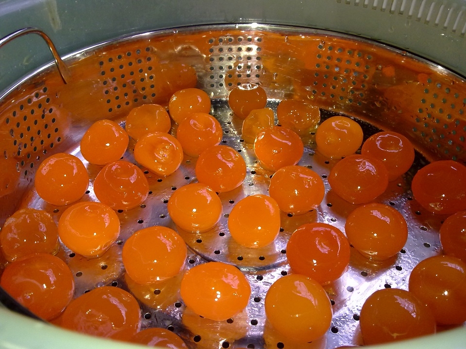 Hấp trứng muối đến khi chín