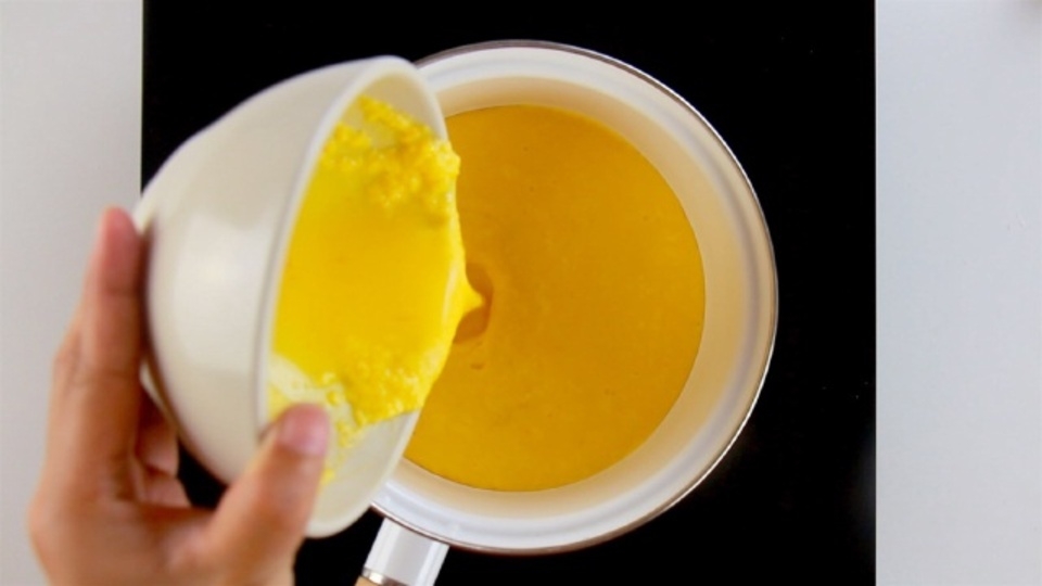 Nấu hỗn hợp sốt trứng muối hải sản