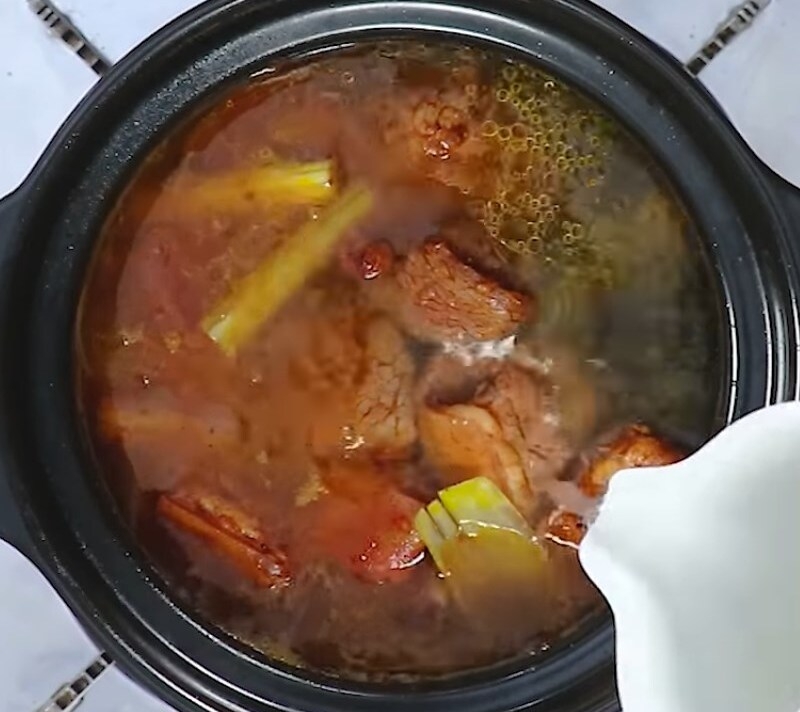 Đổ nước dừa vào hầm tiếp