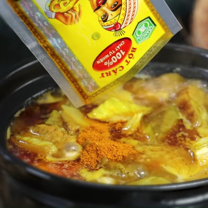 Cho bột cà ri vào nồi hầm