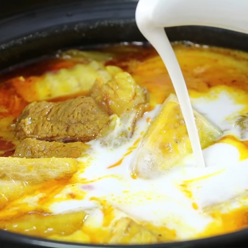 Đổ nước cốt vừa vào nồi để tạo vị béo