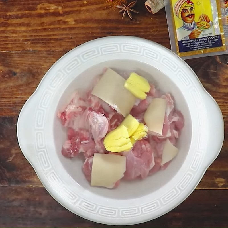 Ngâm thịt trong rượu pha muối và gừng