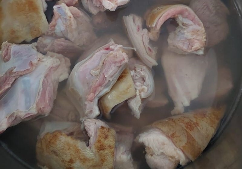Chần thịt dê trong nước sôi