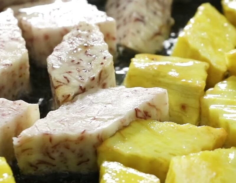 Cắt khoai lang và khoai môn thành khúc vừa ăn
