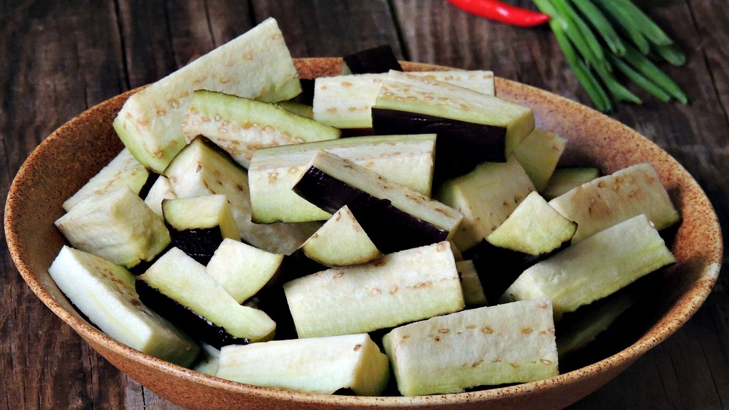 Cà tím cắt khúc dài