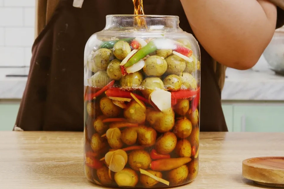 Cách ngâm sấu với tỏi ớt - Ảnh 08