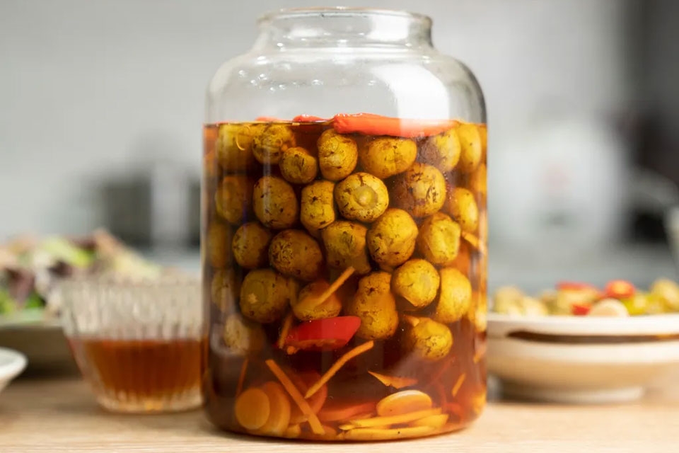 Cách ngâm sấu với tỏi ớt - Ảnh 09