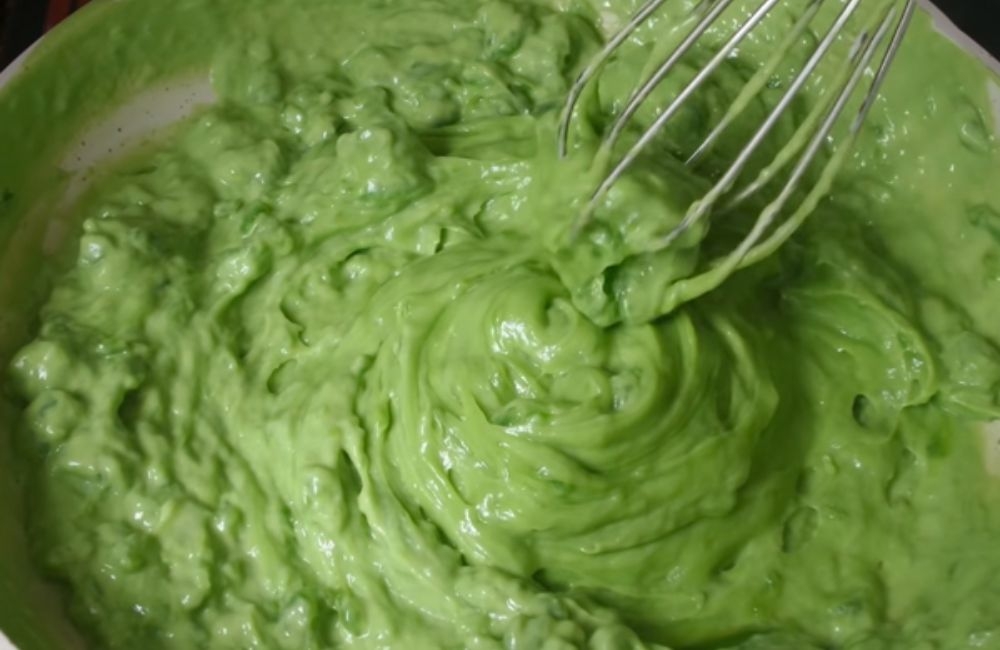 khuấy bột làm bánh đúc