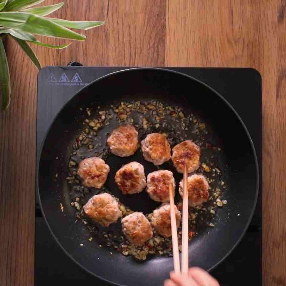 Sơ chế và chiên vàng