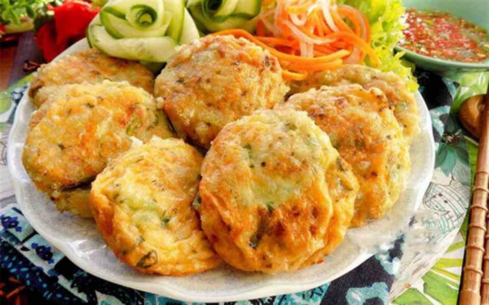 Hoàn thành món chả cốm thơm ngon