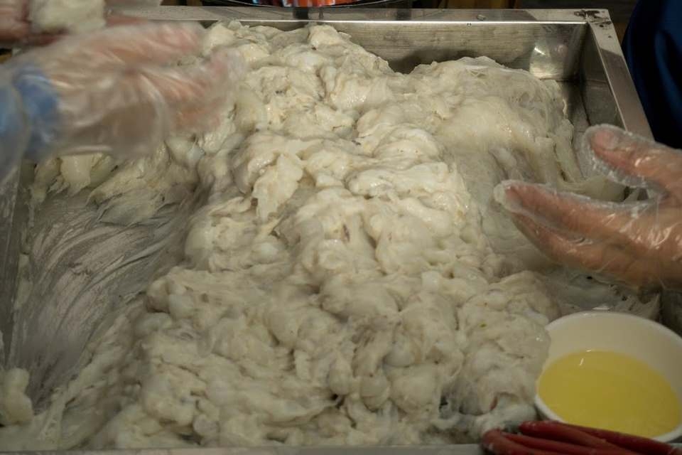 Giã mực tươi cho nhuyễn