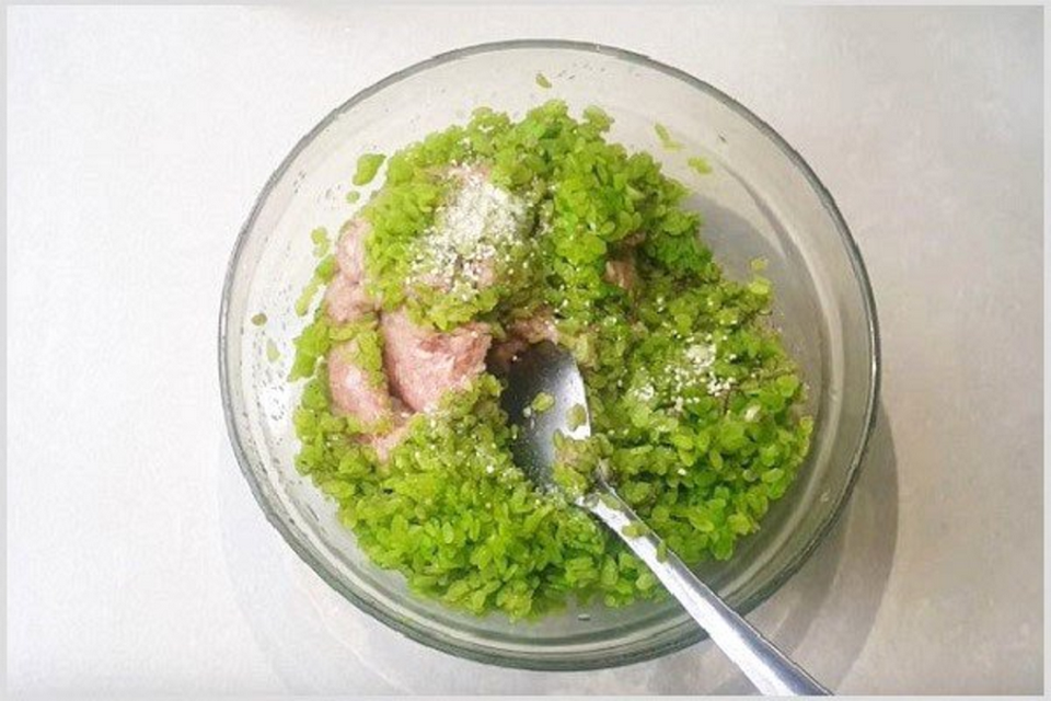 Trộn đều hỗn hợp mực và cốm xanh