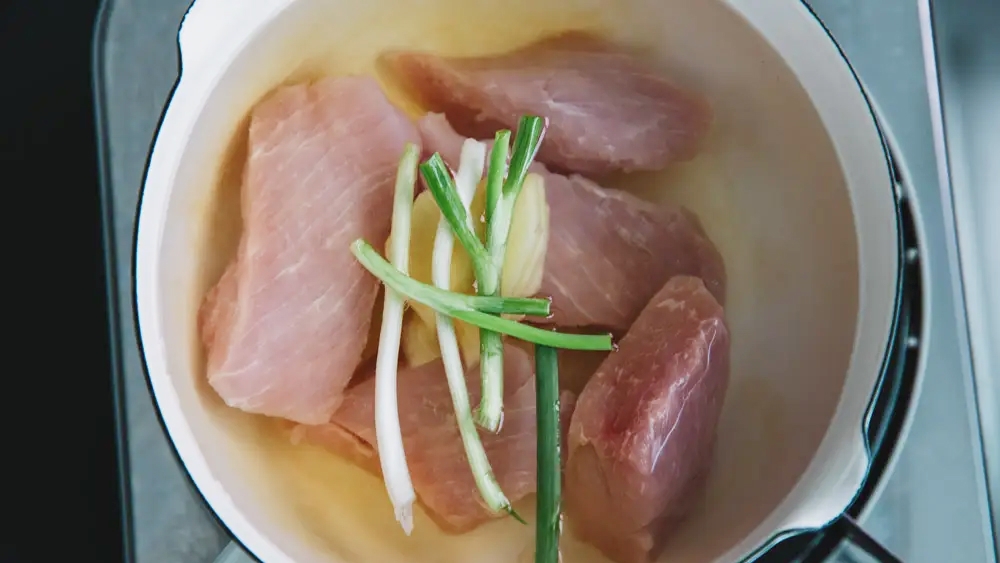 Luộc thịt lợn làm ruốc