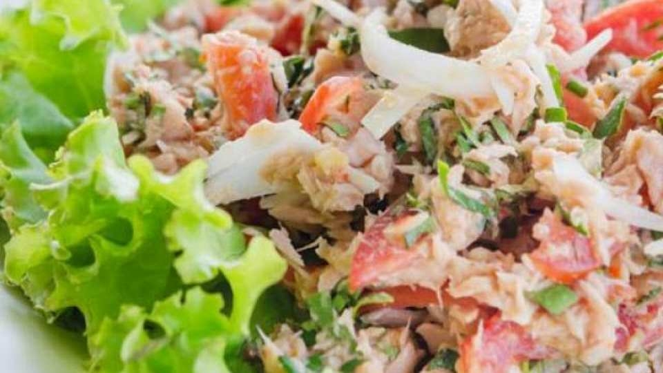 Rưới thêm sốt và gia vị