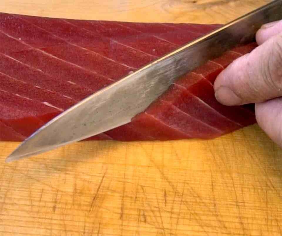 Thái nhỏ cá ngừ thành hạt lựu