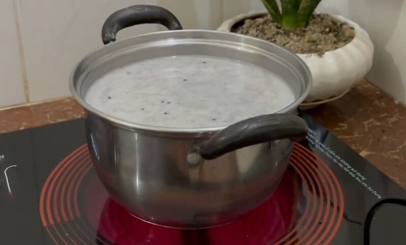 Đun sữa tới khi sôi nhẹ