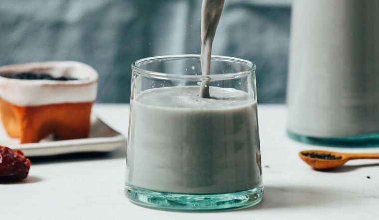 Thưởng thức sữa gạo lứt mè đen thơm béo, vừa ngon vừa giúp giảm cân