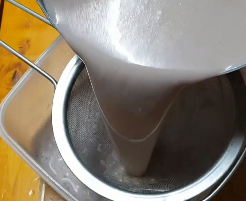 Lọc sữa qua rây, bỏ cặn
