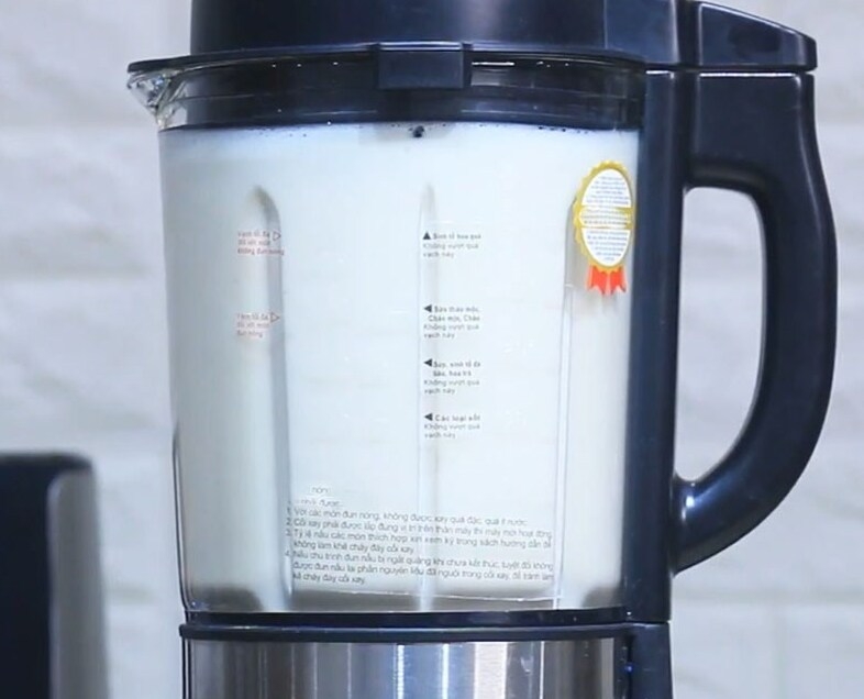 Tiến hành nấu chín sữa gạo lứt óc chó
