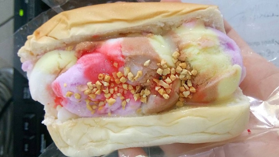 đồ ăn tuổi thơ - bánh mì kẹp kem