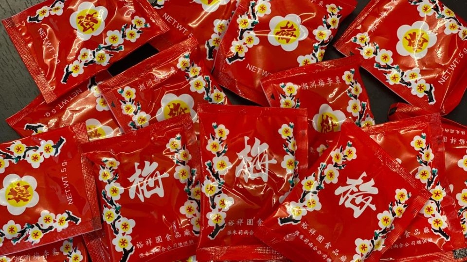 đồ ăn tuổi thơ - ô mai hoa đào