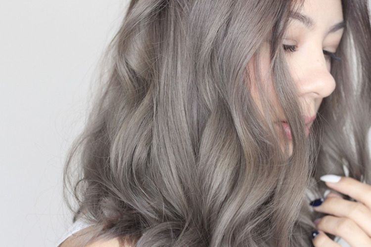 Nâu trà sữa xám sương mù thích hợp cho cô nàng cá tính