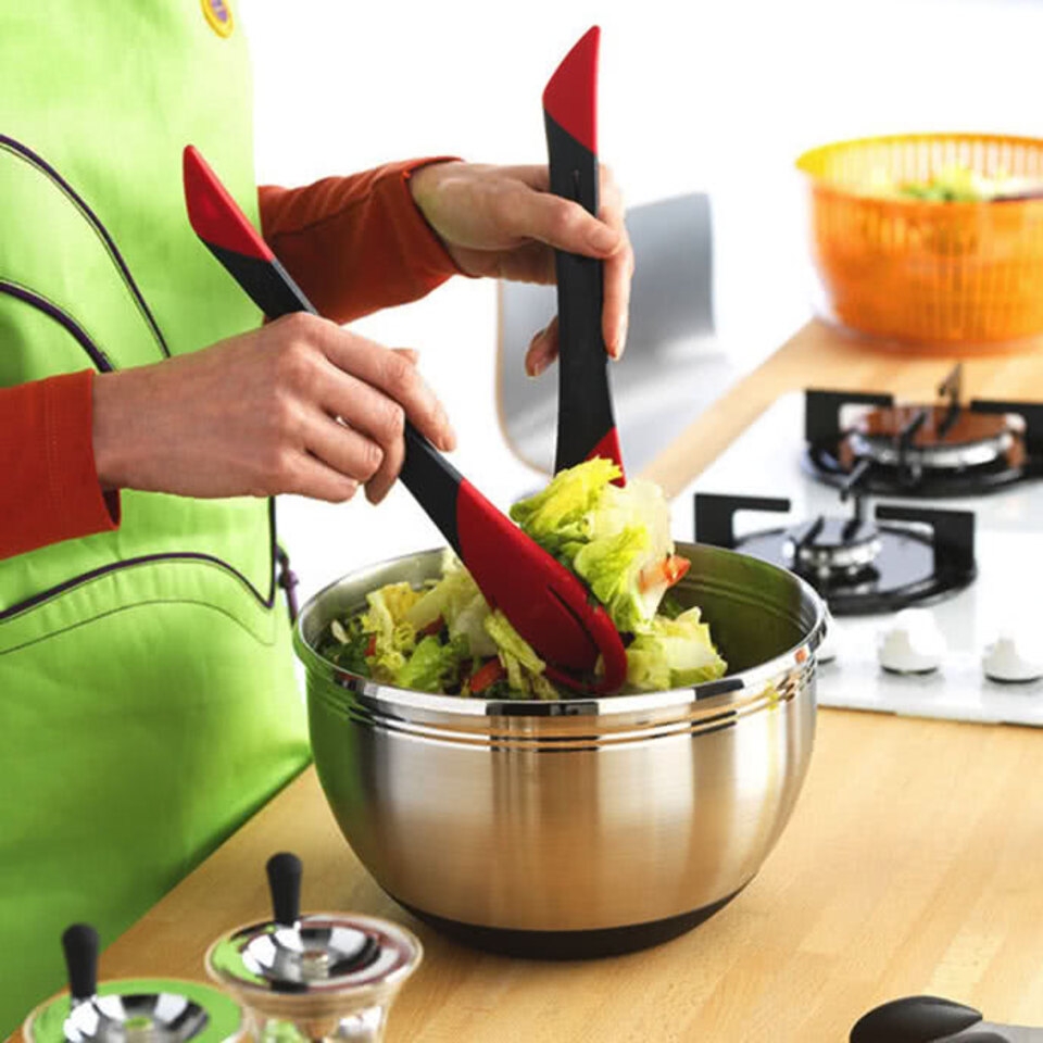 Trộn salad cho các nguyên liệu thấm gia vị