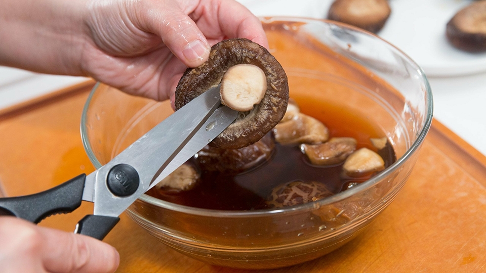 Ngâm nấm hương khoảng 15 - 30 phút trước khi nấu