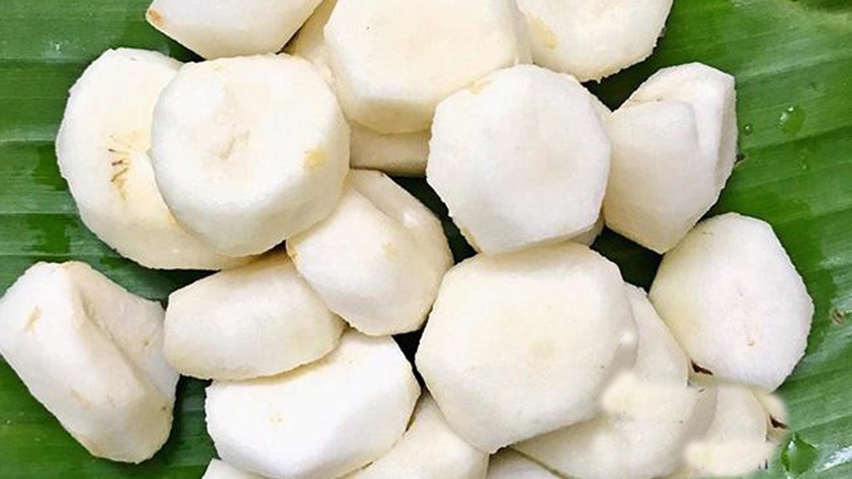 Cắt củ năng thành khúc vừa ăn