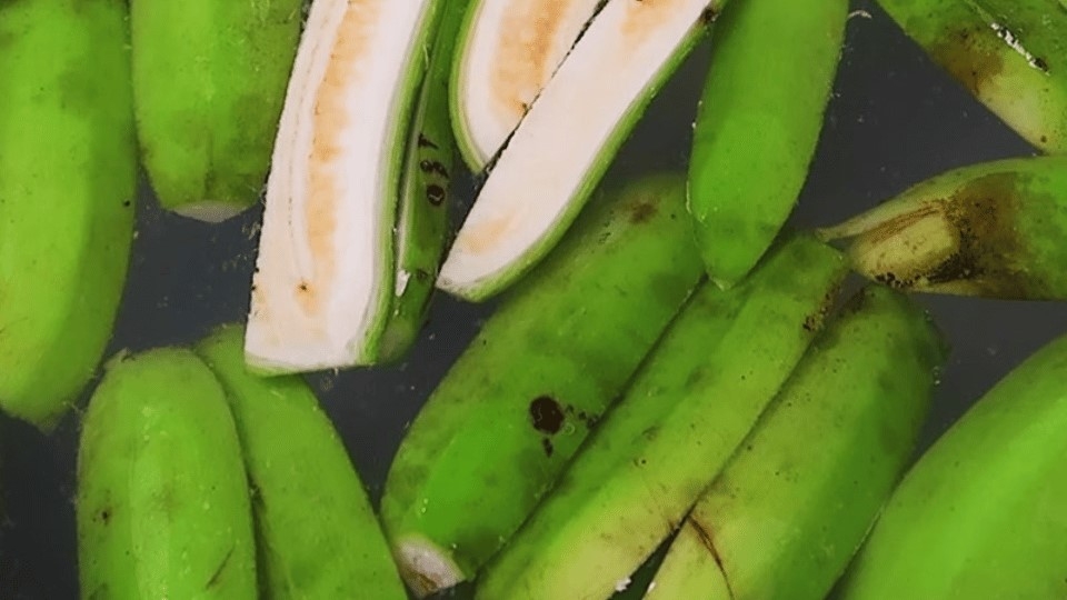 Cắt chuối theo chiều dọc quả