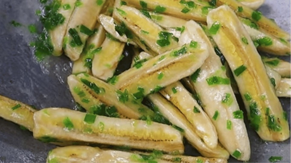 Cho chuối vào đảo đều tay