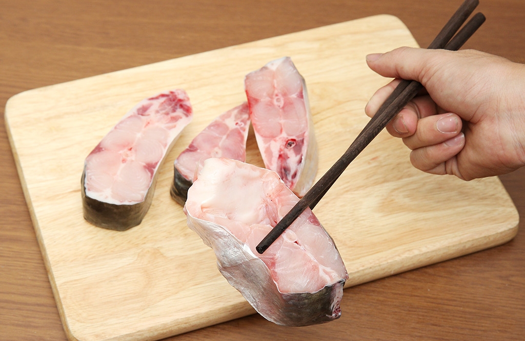 Cắt cá basa thành nhiều khúc