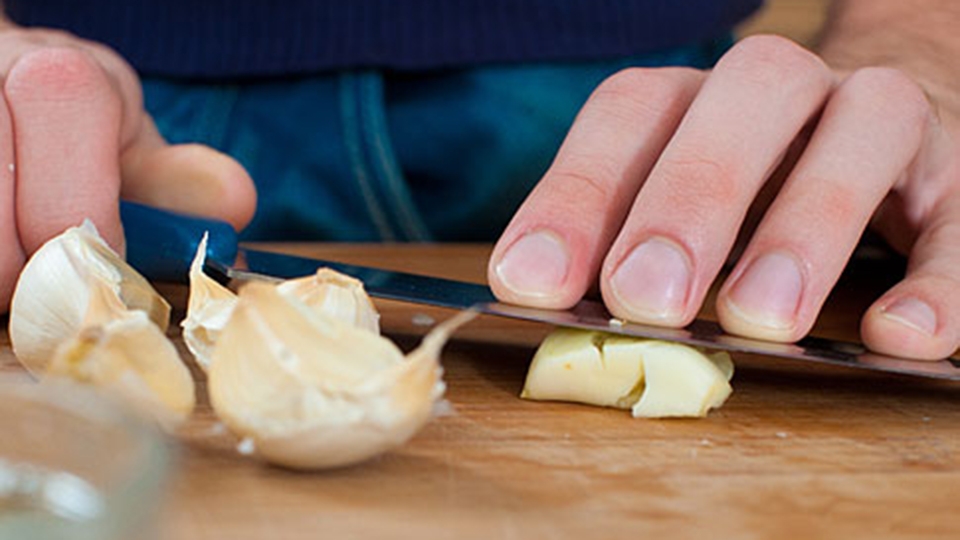 Sơ chế nguyên liệu làm tỏi ngâm mật ong