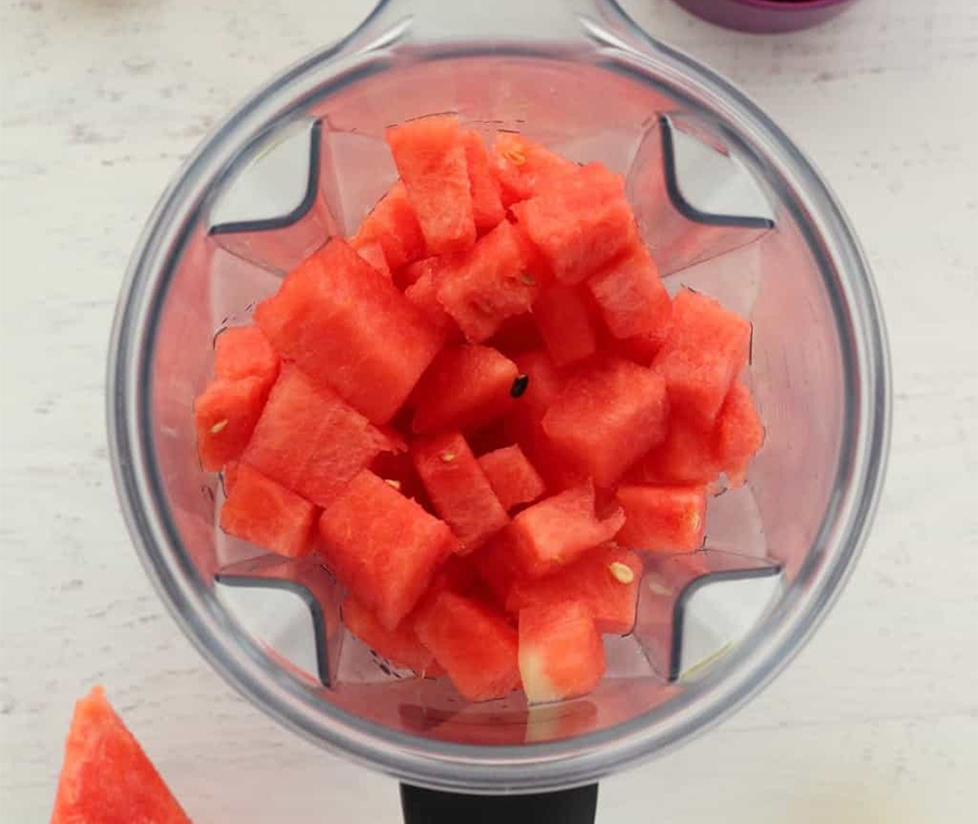 Xay thịt dưa hấu và lọc lấy nước