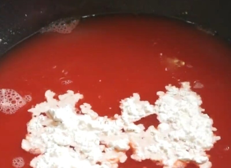 Đun sôi các nguyên liệu, khuấy tan