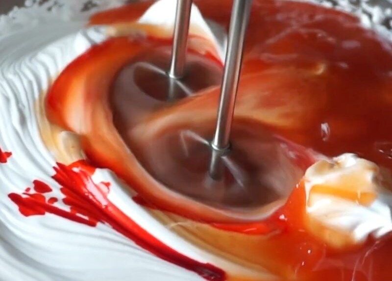 Cho hỗn hợp dưa hấu và màu vào