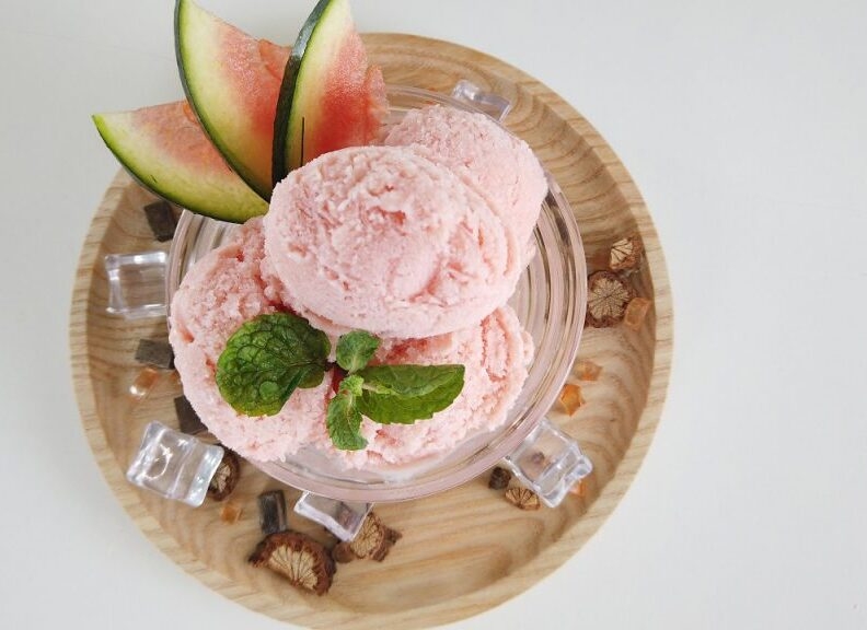 Kem dưa hấu tươi có vị ngọt nhẹ và béo ngậy, ăn vào mùa nóng là không gì tuyệt vời bằng