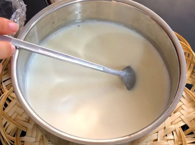 Khuấy tan sữa tươi không đường, bột gelatin và đường