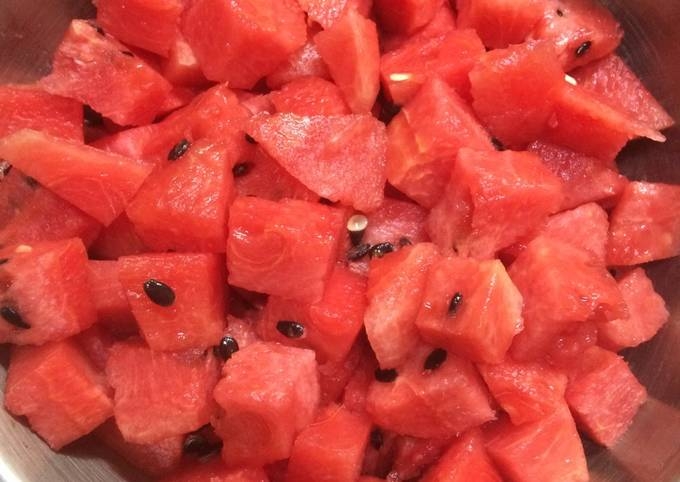 Cắt nhỏ dưa hấu
