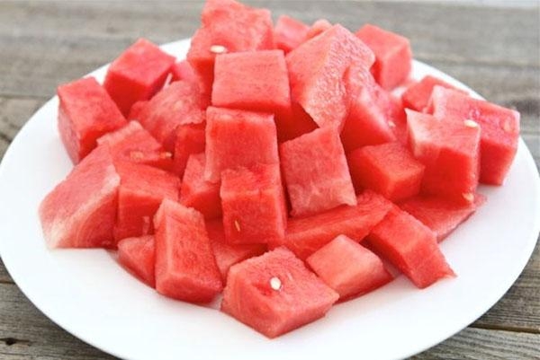 Cắt dưa hấu thành từng miếng